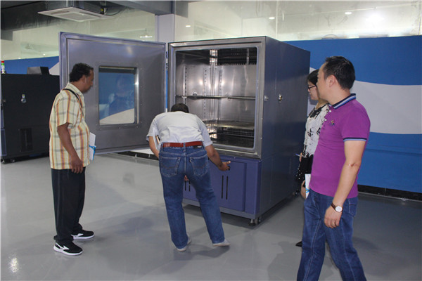 客戶參觀800L恒溫恒濕箱.JPG