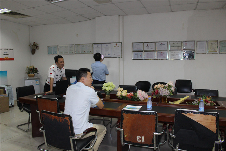 客戶查看我們公司資質證書